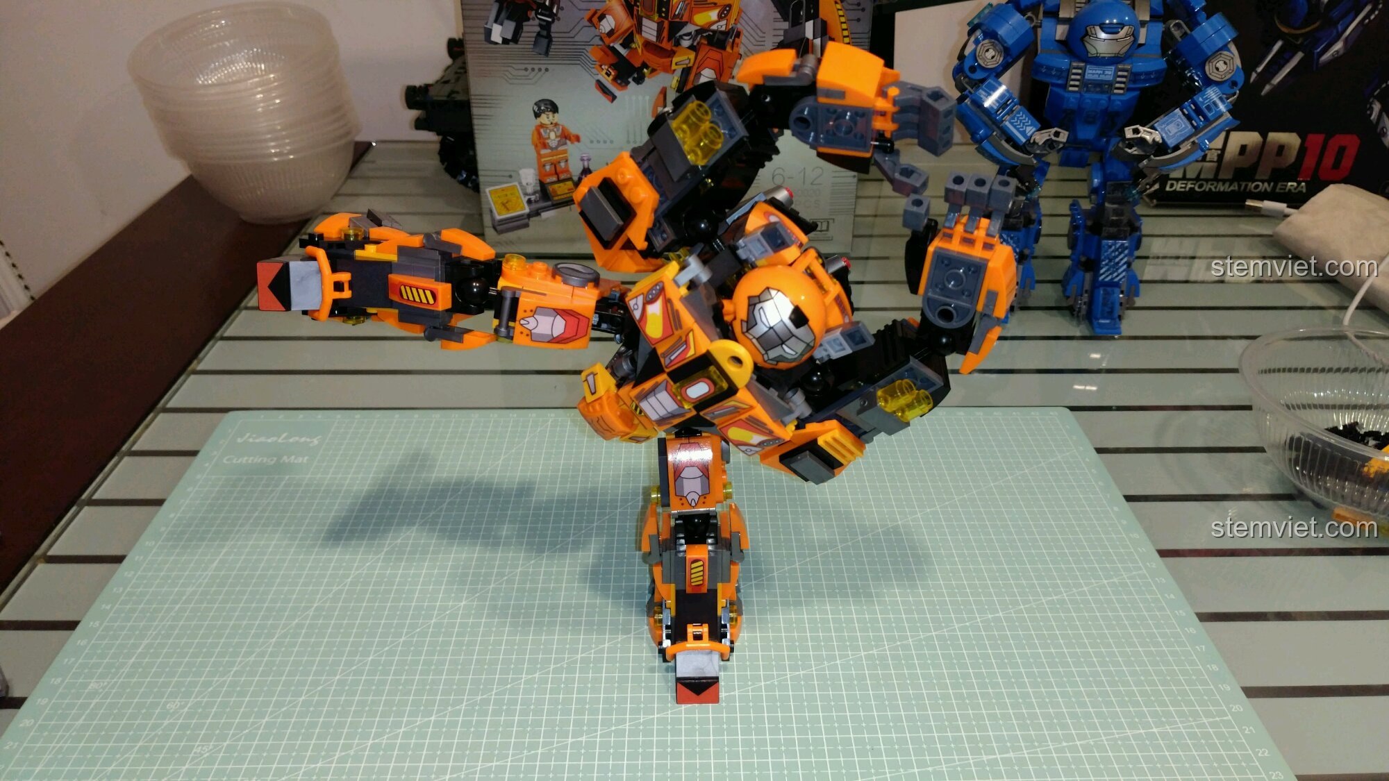 Trải nghiệm Sembo 60020 Robot Hulkbuster MK36 với khả năng tạo dáng linh hoạt nhờ các khớp chắc chắn.
