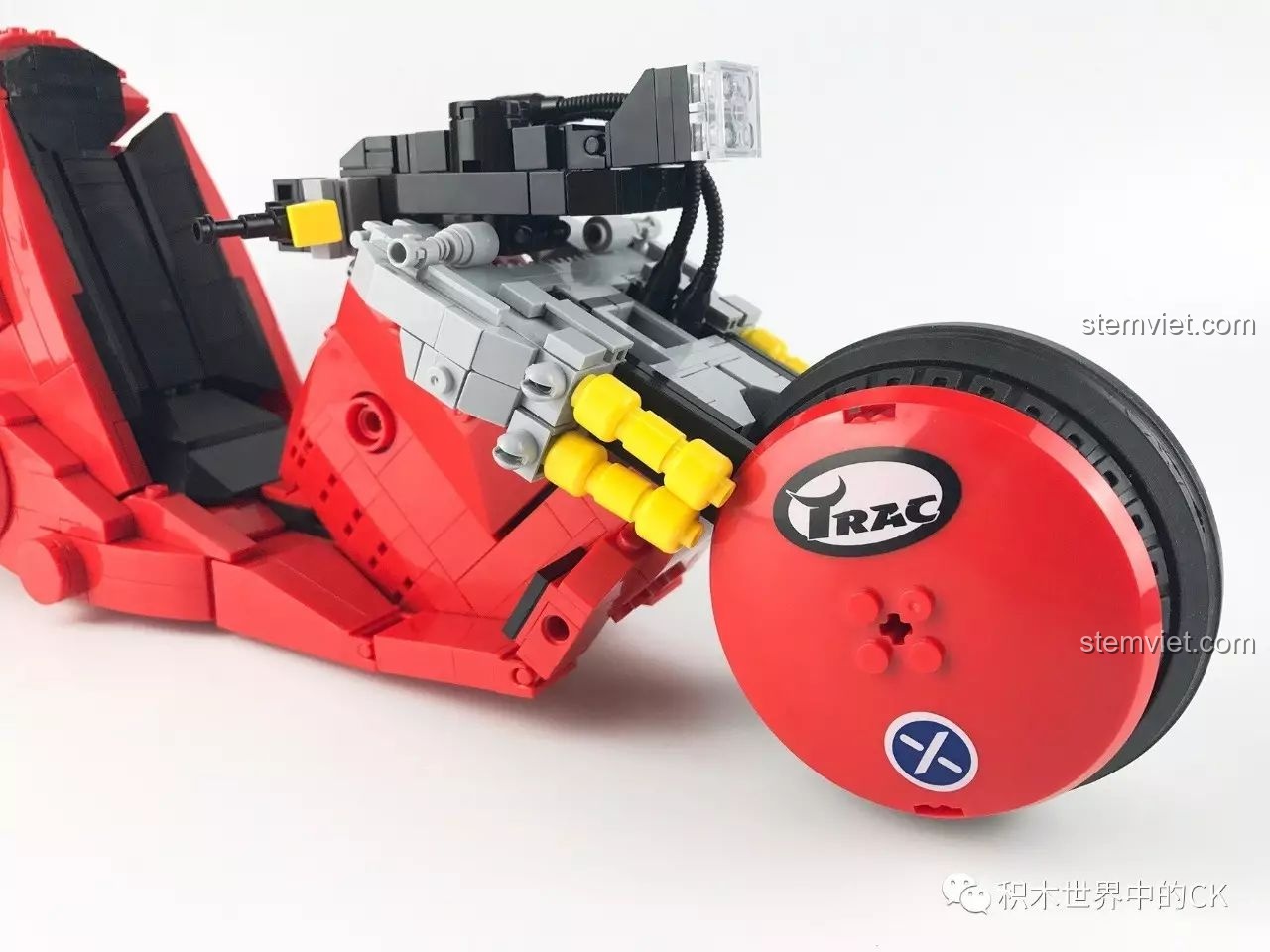 Góc nhìn độc đáo của mô hình Xe máy của Kaneda 3001, trông giống như một chiếc máy quay phim.