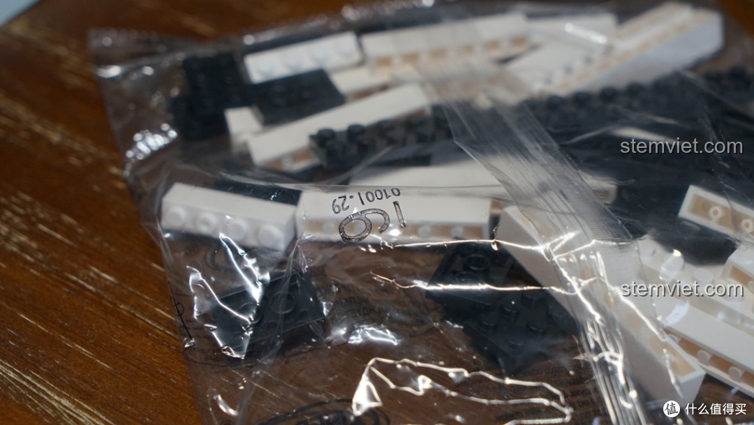 Cận cảnh số thứ tự trên túi mảnh ghép của bộ khối lắp ghép Cửa hàng lụa truyền thống XB 01001, một chi tiết cần lưu ý.