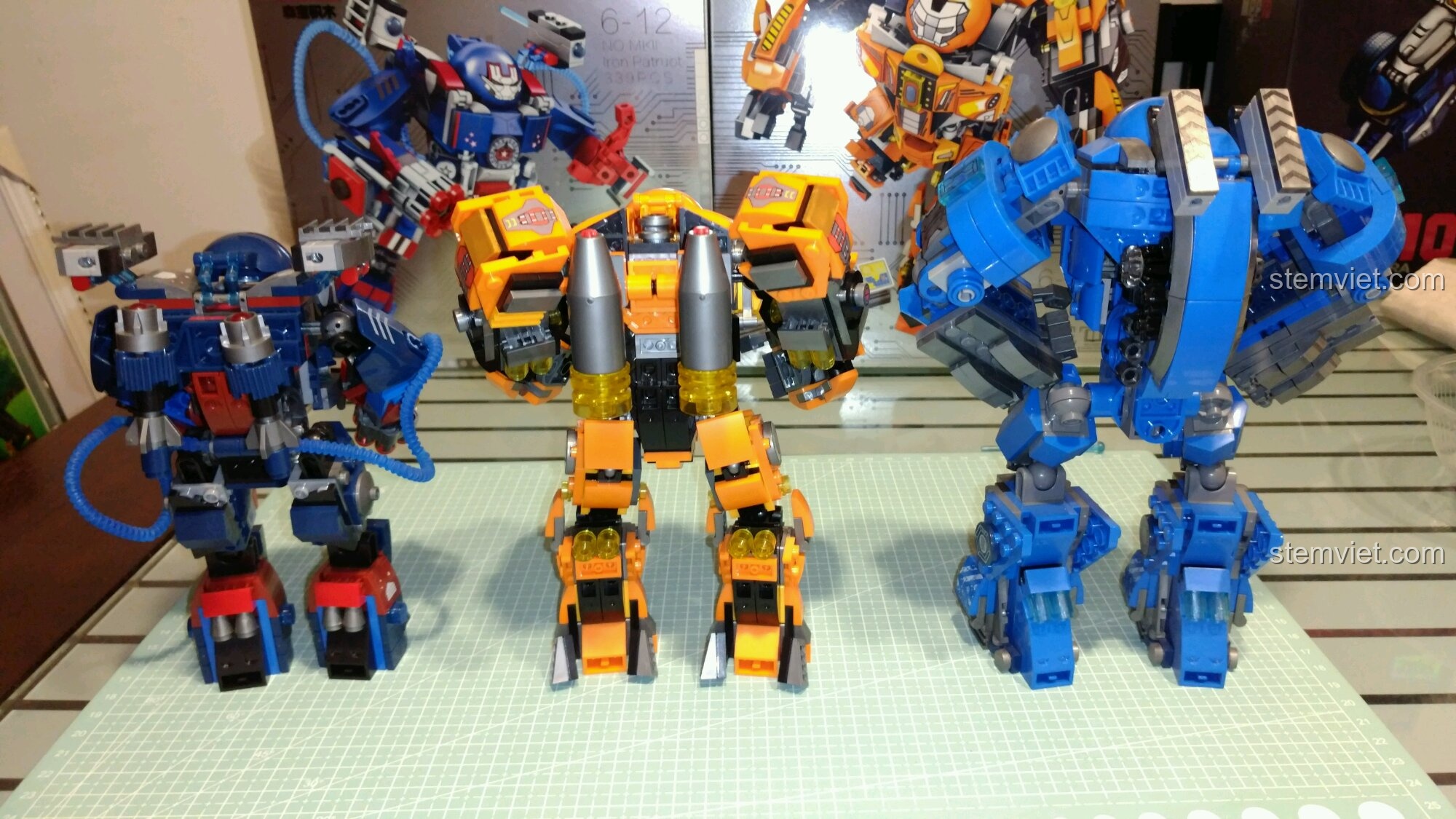 Mặt sau của các mô hình mecha khi đứng cạnh nhau, so sánh thiết kế và kích thước.