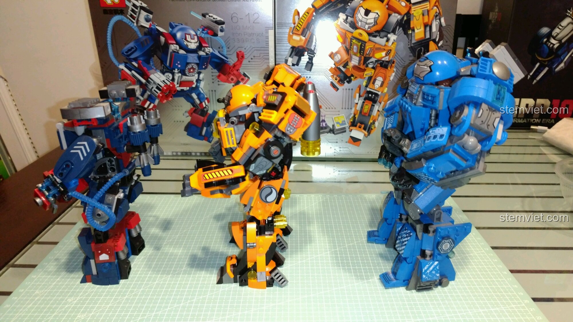 Góc nhìn nghiêng so sánh các bộ lắp ghép mecha, làm nổi bật sự khác biệt về thiết kế.