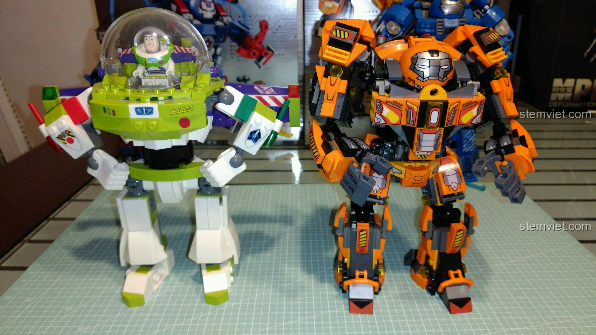 So sánh kích thước giữa bộ Sembo 60020 Hulkbuster MK36 và bộ lắp ráp Buzz Lightyear.