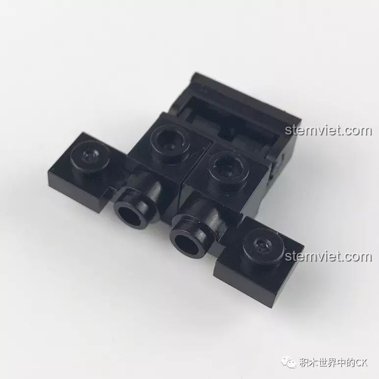 Quá trình lắp ráp đầy kiên nhẫn dù các chi tiết liên tục rơi ra, cảm nhận bộ đồ chơi Xe máy trong Akira.