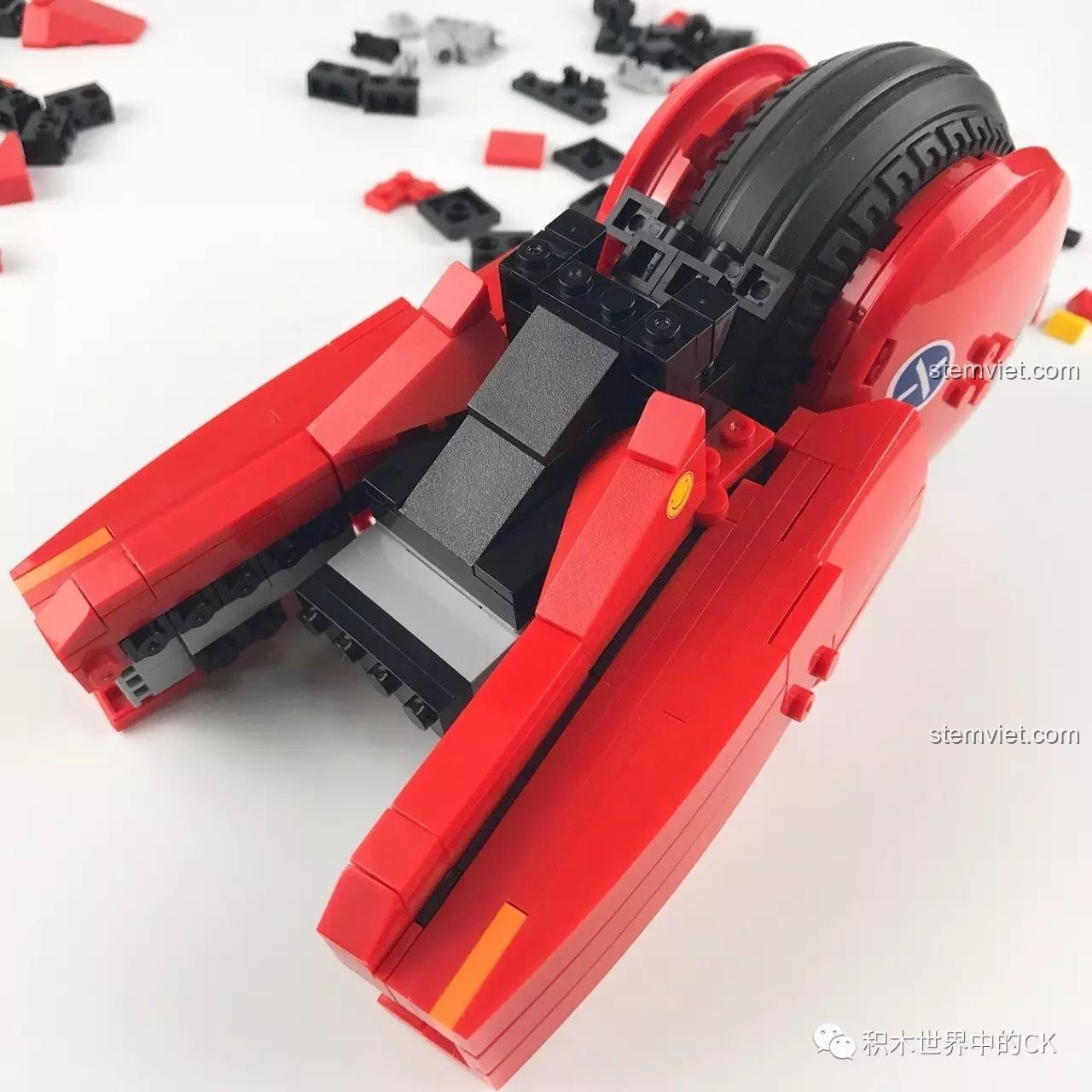 Khoảnh khắc mô hình bị vỡ ra liên tục khi lắp ráp, review đồ chơi mô hình Siêu tô trong phim Akira 3001.