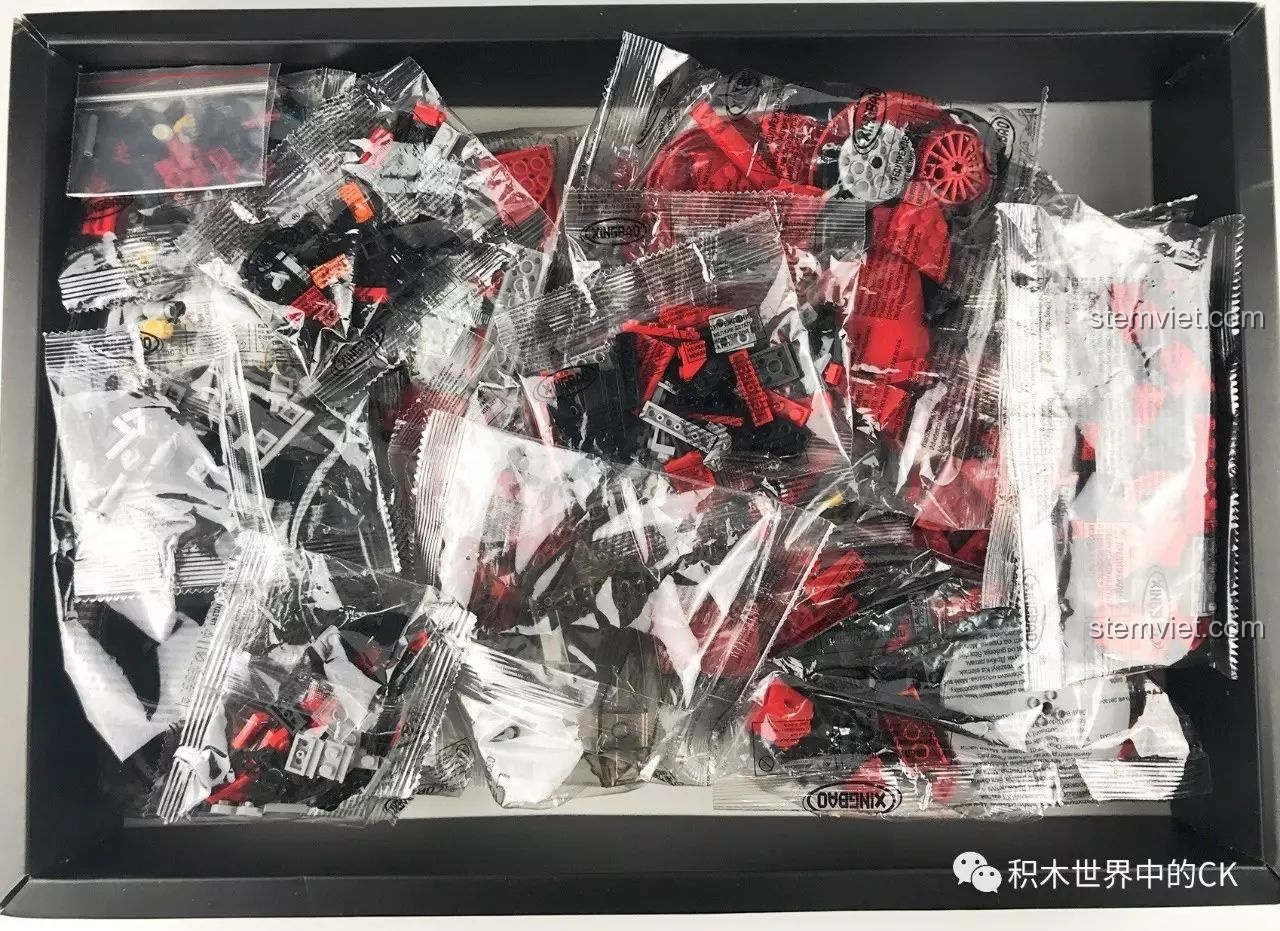 Các túi mảnh ghép nhựa ABS bên trong hộp Xingbao XB-03001 Kaneda's Bike, sẵn sàng cho việc lắp ráp.