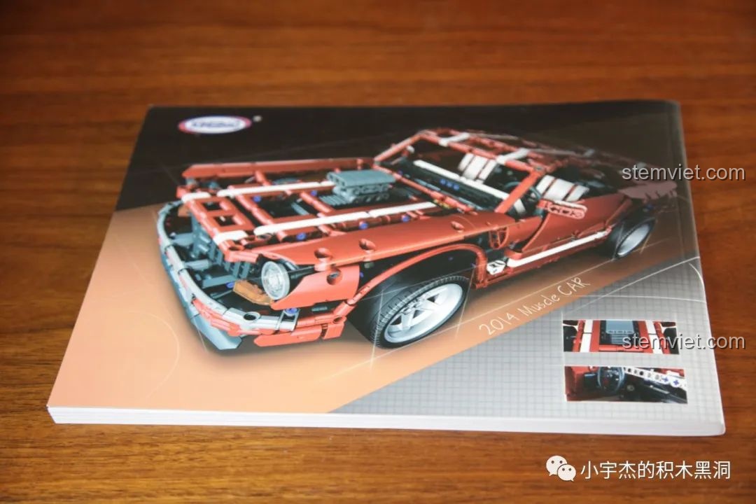 Trang trong sách hướng dẫn của bộ Xingbao XB 07001 giới thiệu về nhà thiết kế Paul J Boratko III.