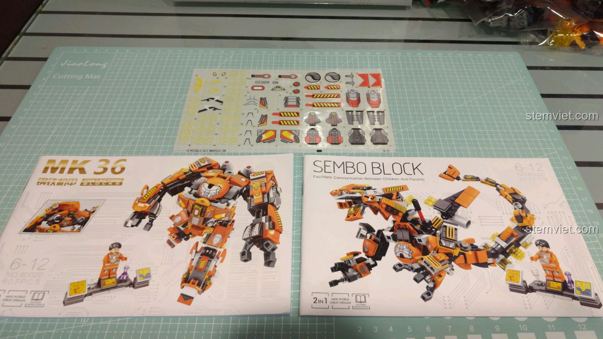 Trọn bộ sản phẩm Sembo 60020 gồm sticker và hai sách hướng dẫn lắp ráp cho Robot Hulkbuster và Rồng máy.