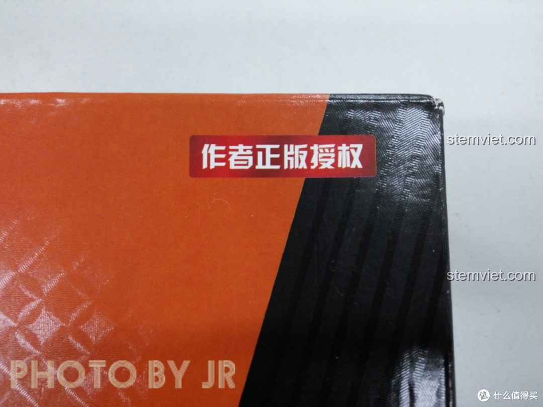 Cận cảnh tem bản quyền tác giả trên hộp đồ chơi mô hình xe Vespa cổ XB 03002, một điểm cộng cho thương hiệu XINGBAO.