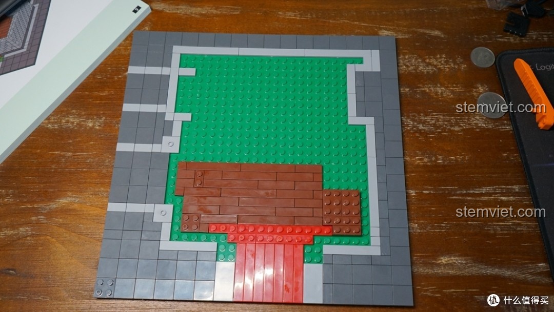 Quá trình lắp ráp phần nền của đồ chơi mô hình Cửa hàng lụa truyền thống cho con gái từ 7 tuổi, bước khởi đầu quan trọng.