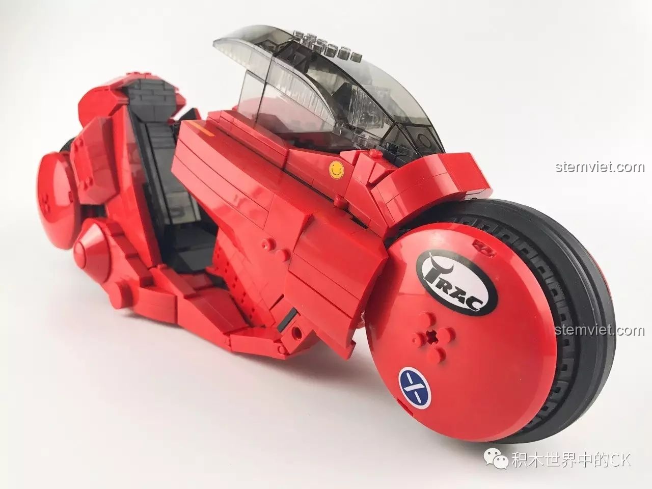 Mô hình Xe máy của Kaneda phiên bản kính chắn gió hoàn chỉnh, một siêu phẩm lắp ráp cyberpunk.