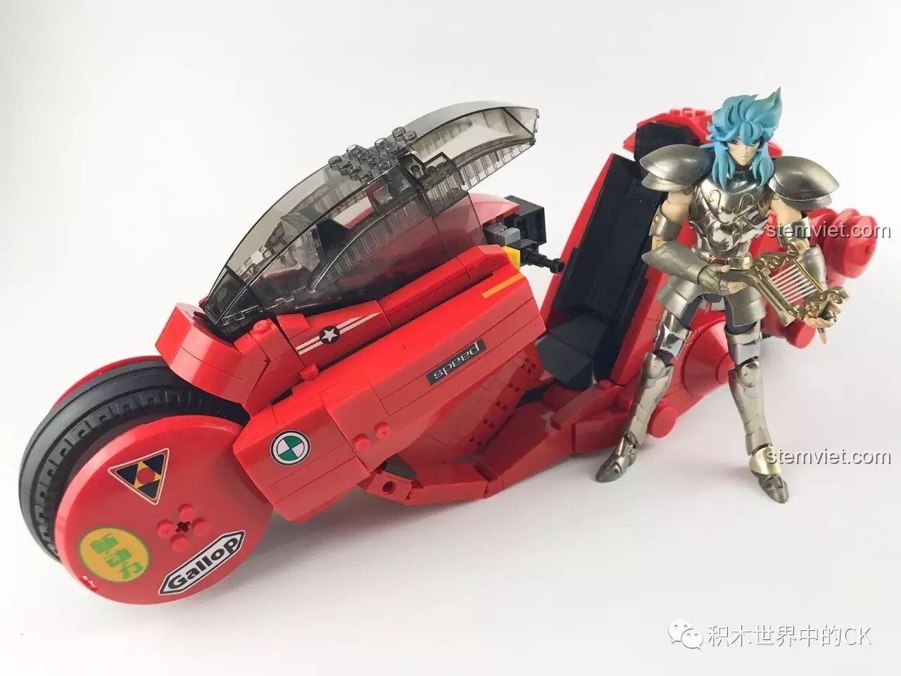 So sánh kích thước mô hình Xe máy của Kaneda 3001 với mô hình Saint Seiya.