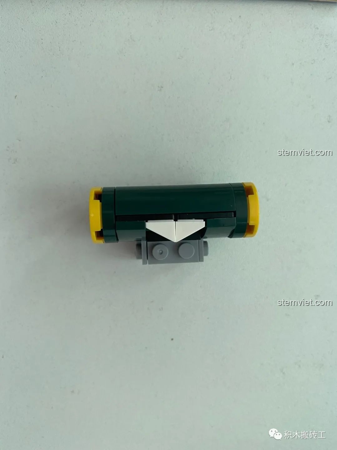 Công đoạn lắp ráp phần miệng của mô hình rồng xanh lá trong bộ xếp hình Rồng xanh lá và dương XB 11001.