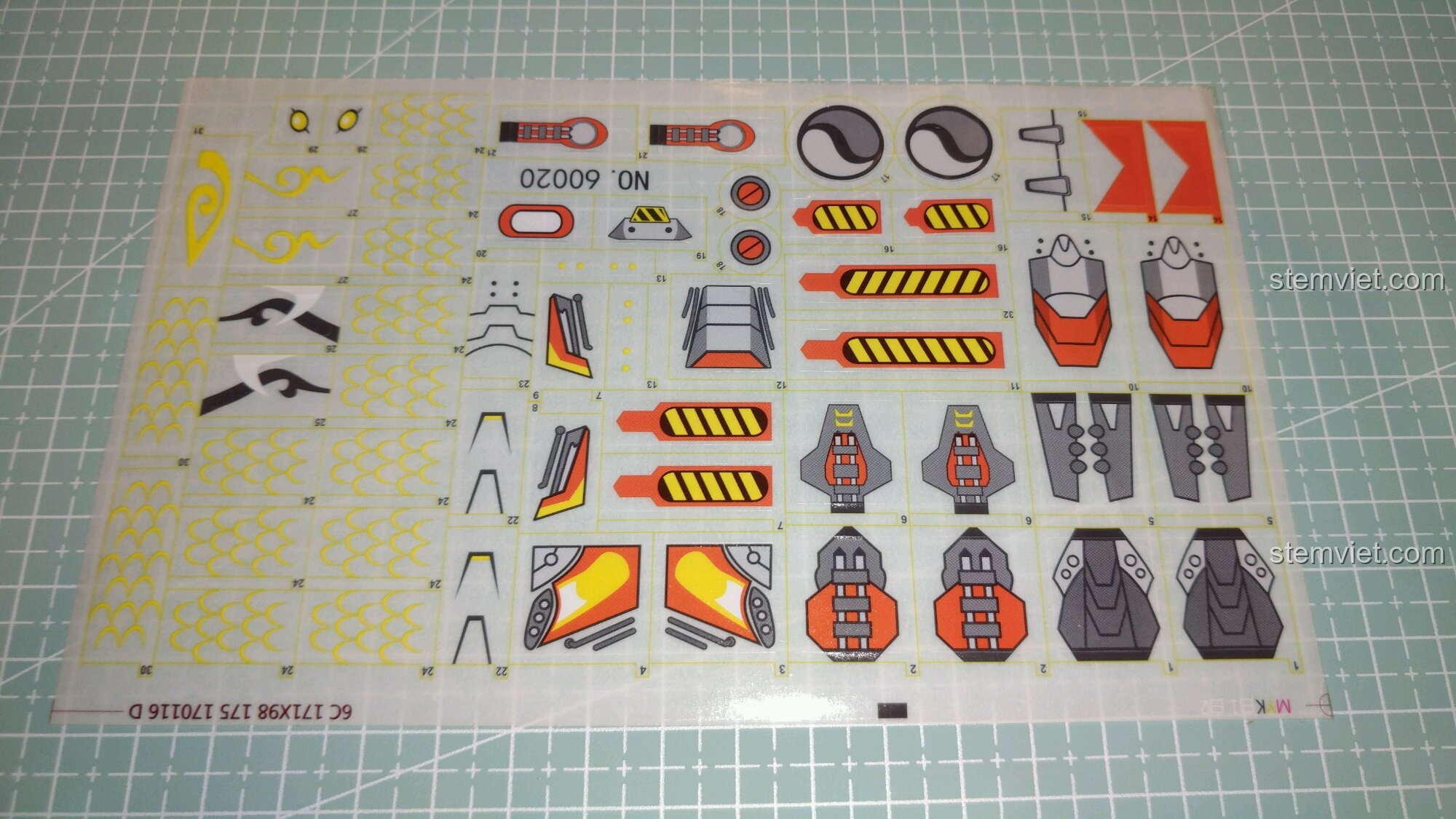 Cận cảnh tấm sticker của bộ lắp ghép Mecha chiến đấu Hulkbuster 20 với nhiều họa tiết trang trí.