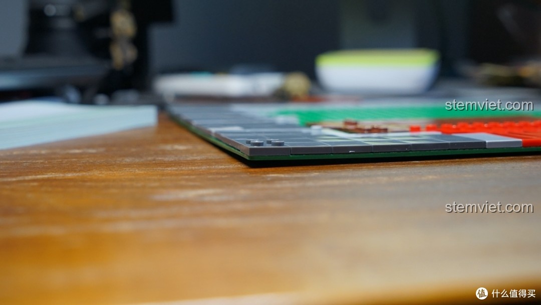 Nhận xét về tấm đế bị cong của bộ lắp ghép Tòa nhà phố cổ Trung Quốc 1001, một điểm trừ nhỏ về chất lượng.