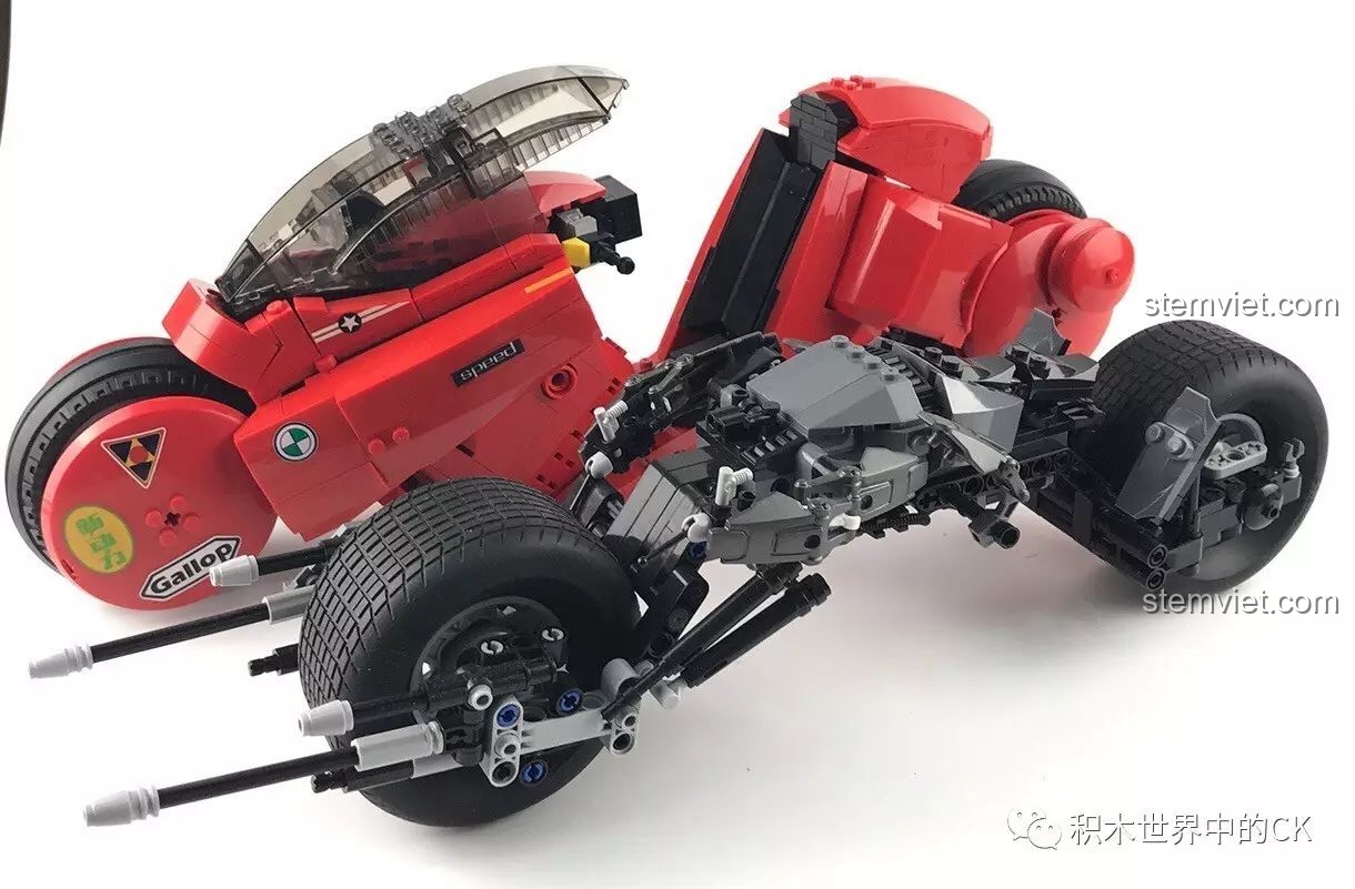 So sánh mô hình Xe máy của Kaneda XB-03001 với mô hình Bat-moto, hai siêu xe đình đám.