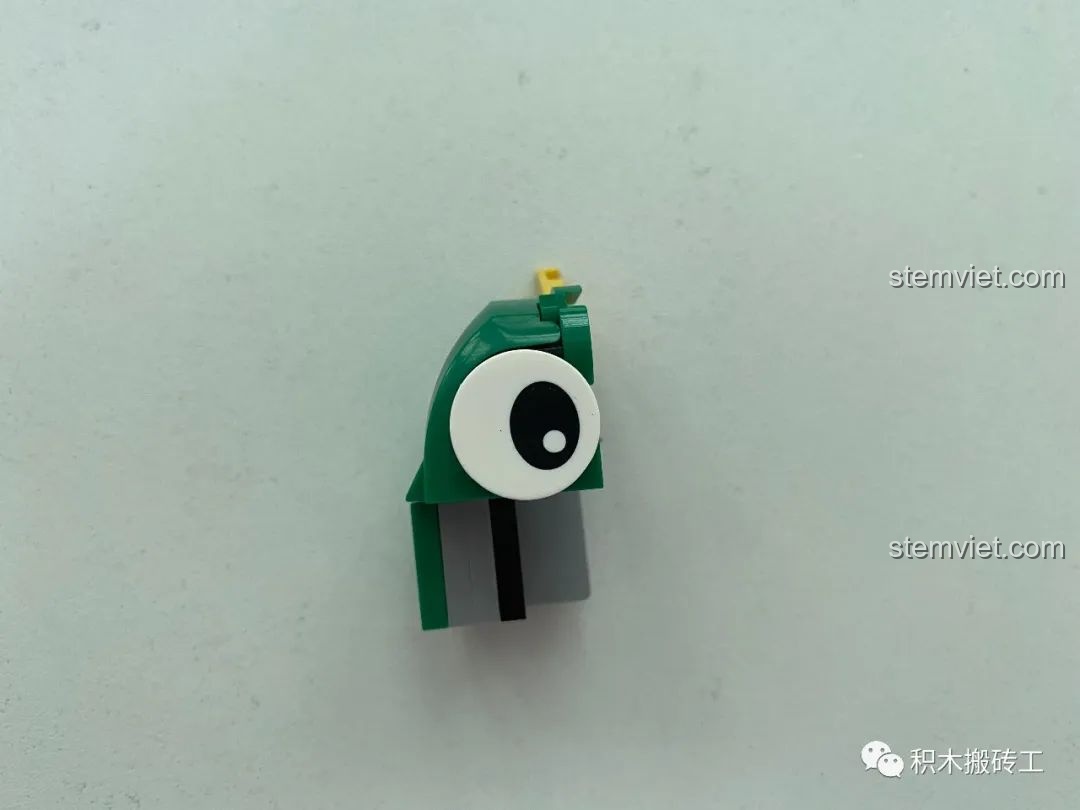 Lắp ráp nửa đầu bên phải của mô hình rồng xanh trong bộ Xingbao XB11001 Cặp Rồng Bong Bóng giá rẻ.