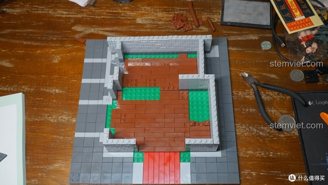 Xây dựng những bức tường đầu tiên của Mô hình Tiệm Vải 01001, cảm nhận chất lượng gạch và độ khít.