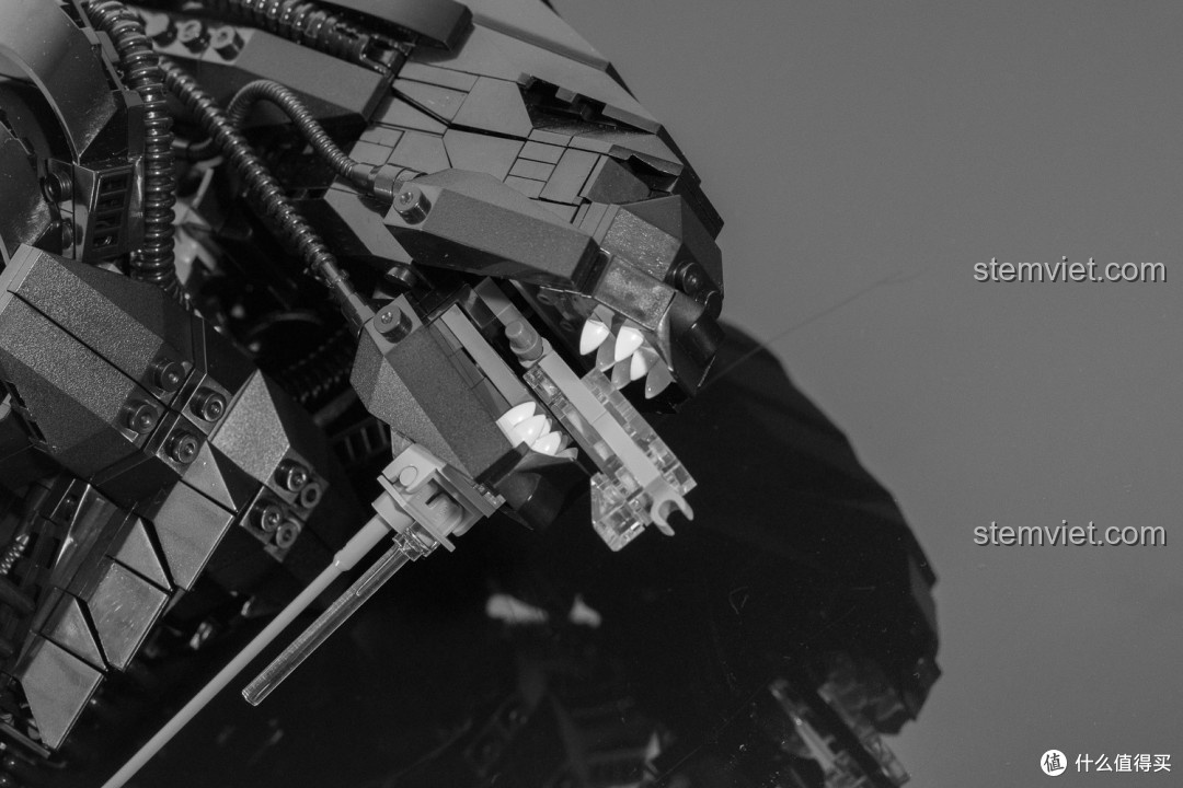 Cảm nhận đồ chơi mô hình 4001 với cận cảnh phần đầu và bộ hàm đôi đặc trưng của Alien Xenomorph.