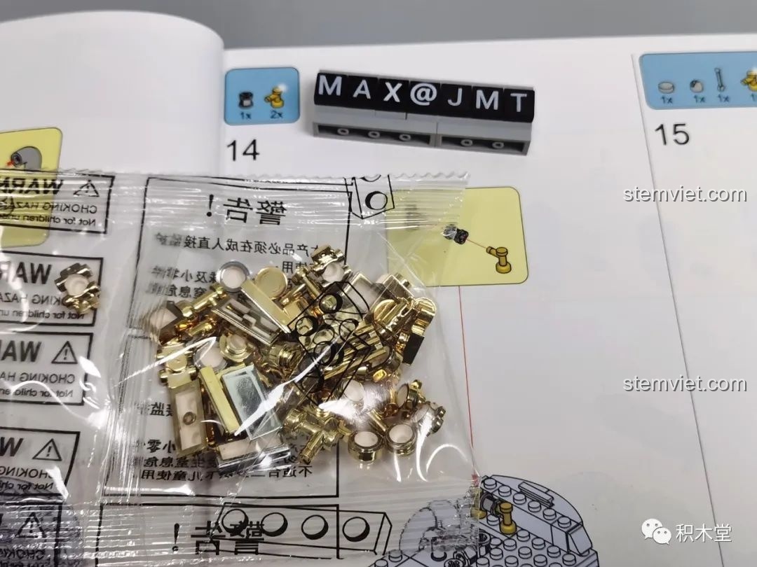 Túi chứa các chi tiết mạ vàng của bộ lắp ráp JAKI JK9116, sáng bóng và cao cấp.