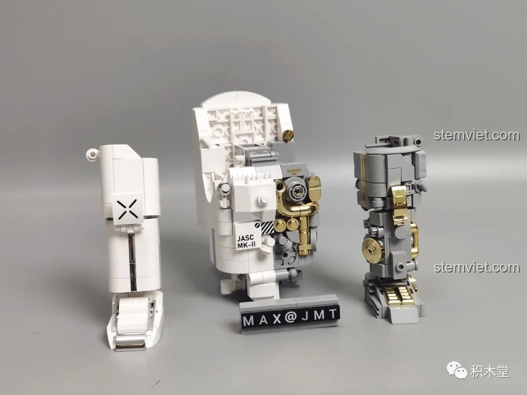 Lắp ráp phần chân cho mô hình phi hành gia JAKI JK9116, một bên giáp trắng và một bên cơ khí.