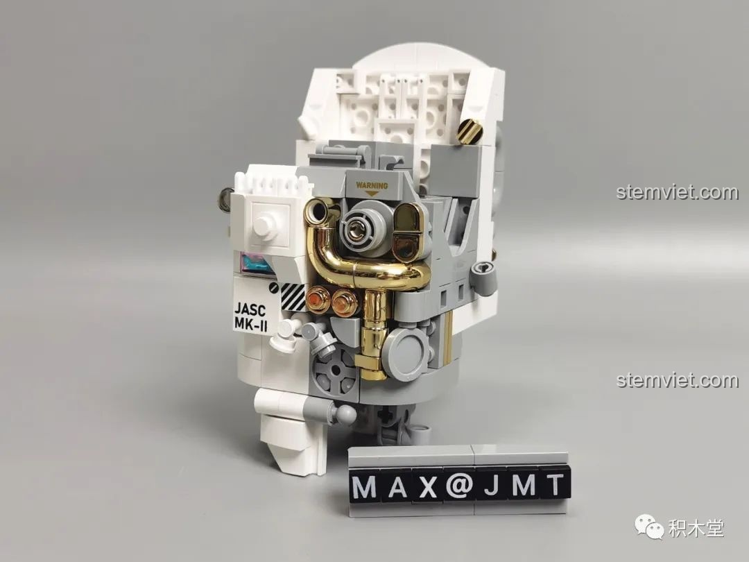 Lắp ráp phần thân của mô hình phi hành gia JAKI JK9116 theo sách hướng dẫn.