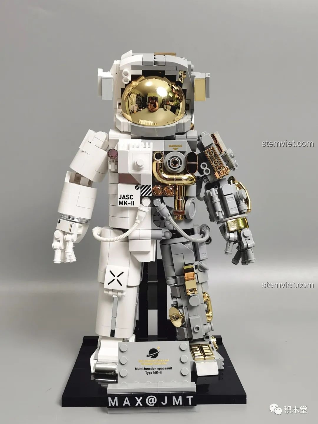 Mô hình JAKI JK9116 Phi Hành Gia Phá Hiểu hoàn chỉnh được đặt trên đế trưng bày.