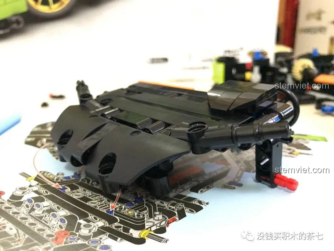 Ghế ngồi của Lamborghini Sián FKP 37 8600 đang được lắp ráp, với Master Chief ngồi thử, thể hiện kích thước.