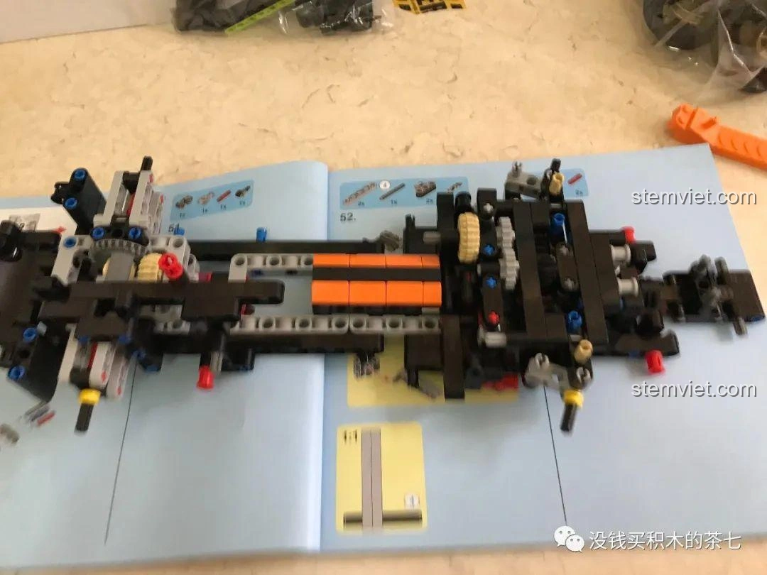 Hệ thống lái phía trước của Lamborghini Sián FKP 37 8600 đang được lắp ráp, với các khớp nối linh hoạt.