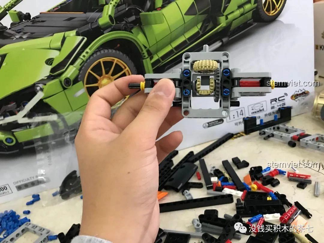 Một góc nhìn khác về khung gầm Jiazhi Blocks 8600 Lamborghini Sián FKP 37, thể hiện sự ăn khớp của các mảnh ghép.
