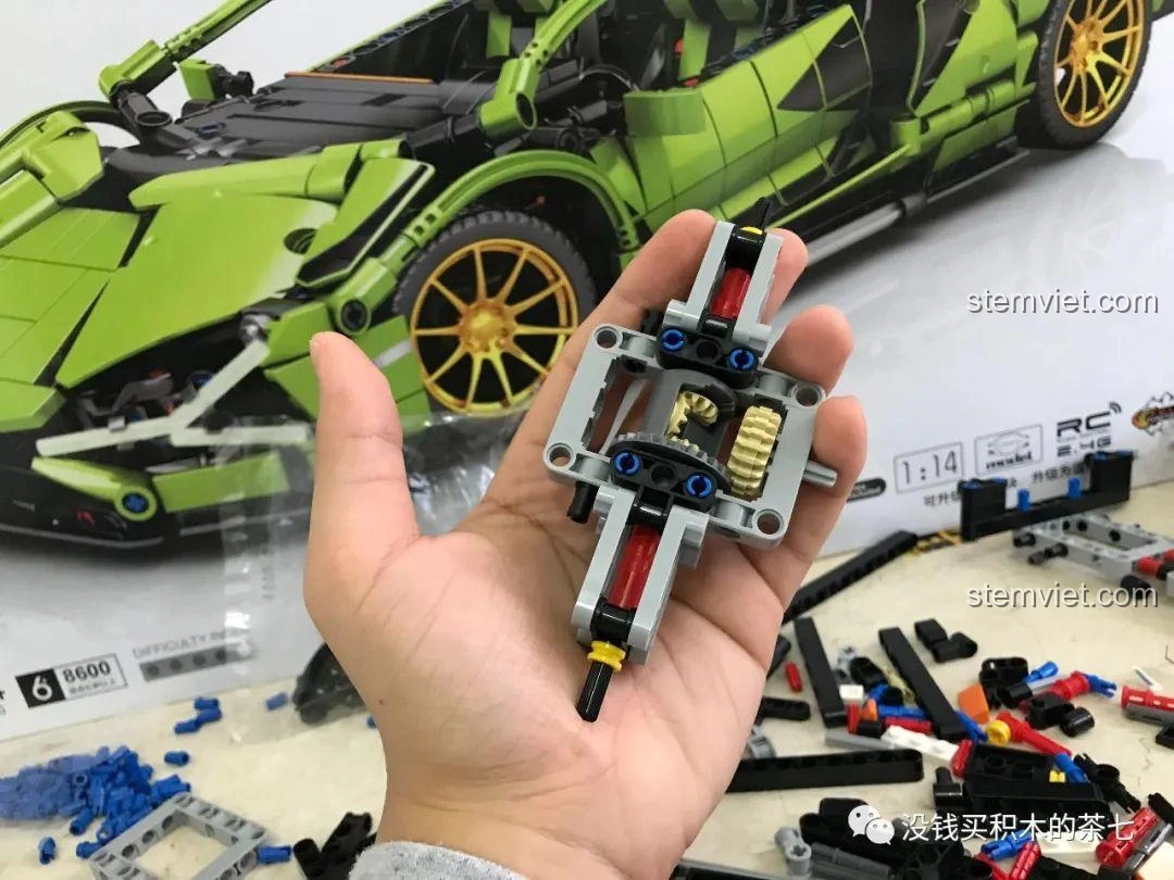 Khung gầm xe Lamborghini Sián FKP 37 8600 đang được lắp ráp, cho thấy cấu trúc kỹ thuật phức tạp và chắc chắn.