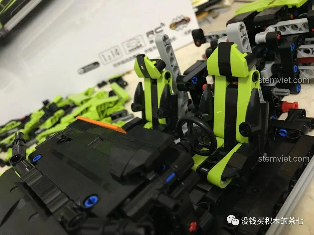 Lắp ráp cửa xe Lamborghini Sián FKP 37 8600, với cơ chế mở độc đáo, tăng tính tương tác cho mô hình.