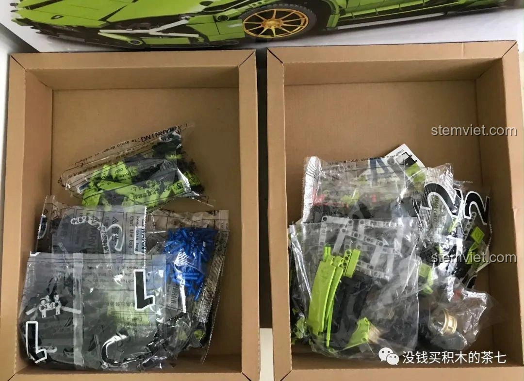 Hai hộp nhỏ bên trong chứa các túi linh kiện được phân loại rõ ràng của Jiazhi Blocks 8600 Lamborghini Sián FKP 37.