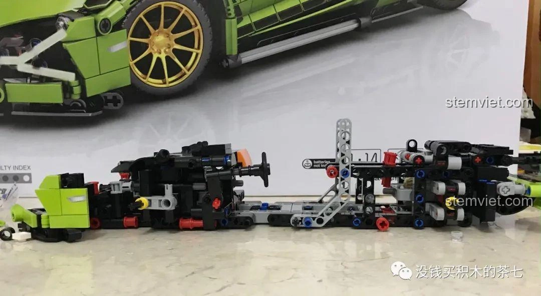 Lắp ráp tấm ốp sườn xe Lamborghini Sián FKP 37 8600, với các đường cong mềm mại và màu sắc đặc trưng.