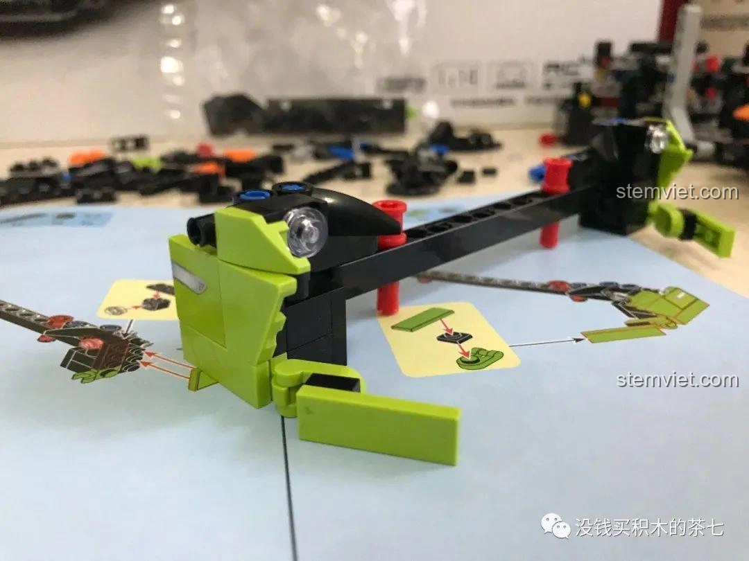 Bảng điều khiển Lamborghini Sián FKP 37 8600 với tấm ốp màu cam nổi bật, tạo điểm nhấn cho nội thất.