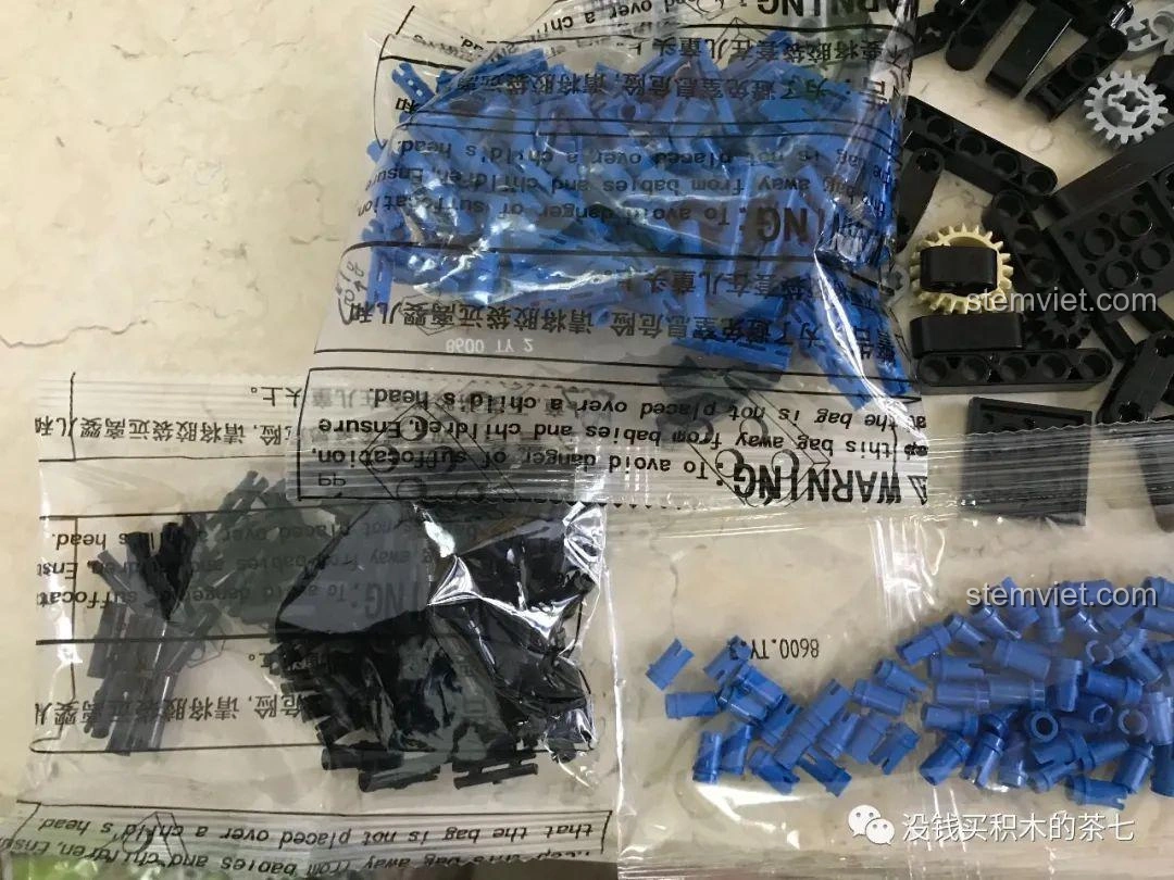 Các túi linh kiện chung và linh kiện đặc biệt của Jiazhi Blocks 8600 Lamborghini Sián FKP 37 được phân loại riêng.