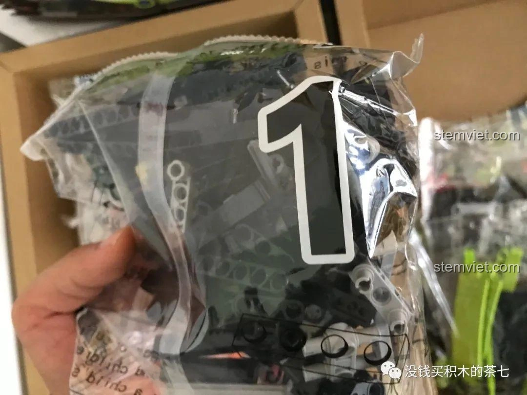 Cận cảnh túi linh kiện số 1 của bộ Jiazhi Blocks 8600 Lamborghini Sián FKP 37, sẵn sàng cho bước lắp ráp đầu tiên.