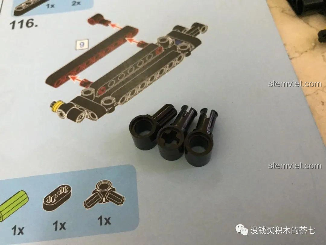 Lắp ráp phần vỏ xe phía trên của Lamborghini Sián FKP 37 8600, với các đường nét thiết kế độc đáo.