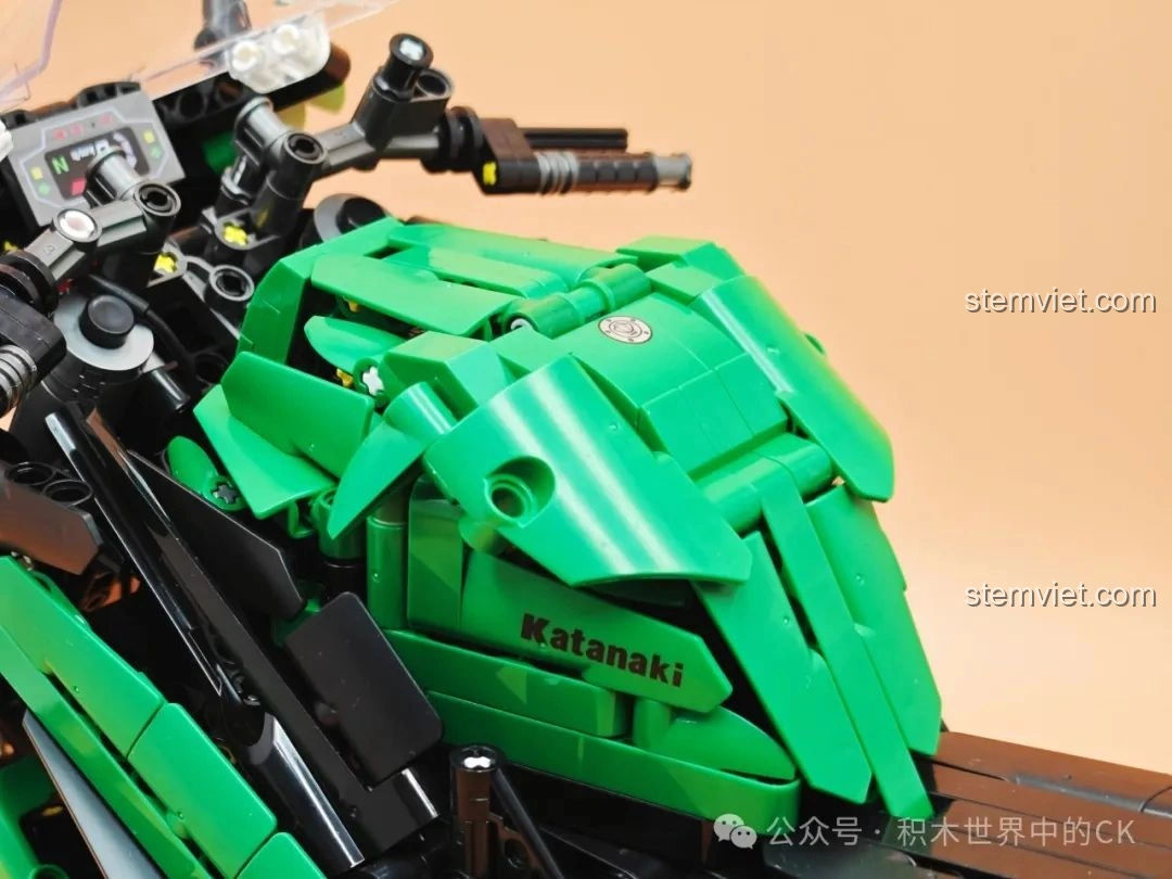 Cận cảnh hệ thống truyền động và bánh sau của mô hình JIESTAR 58053 Mô tô Kawasaki Ninja 1000SX.