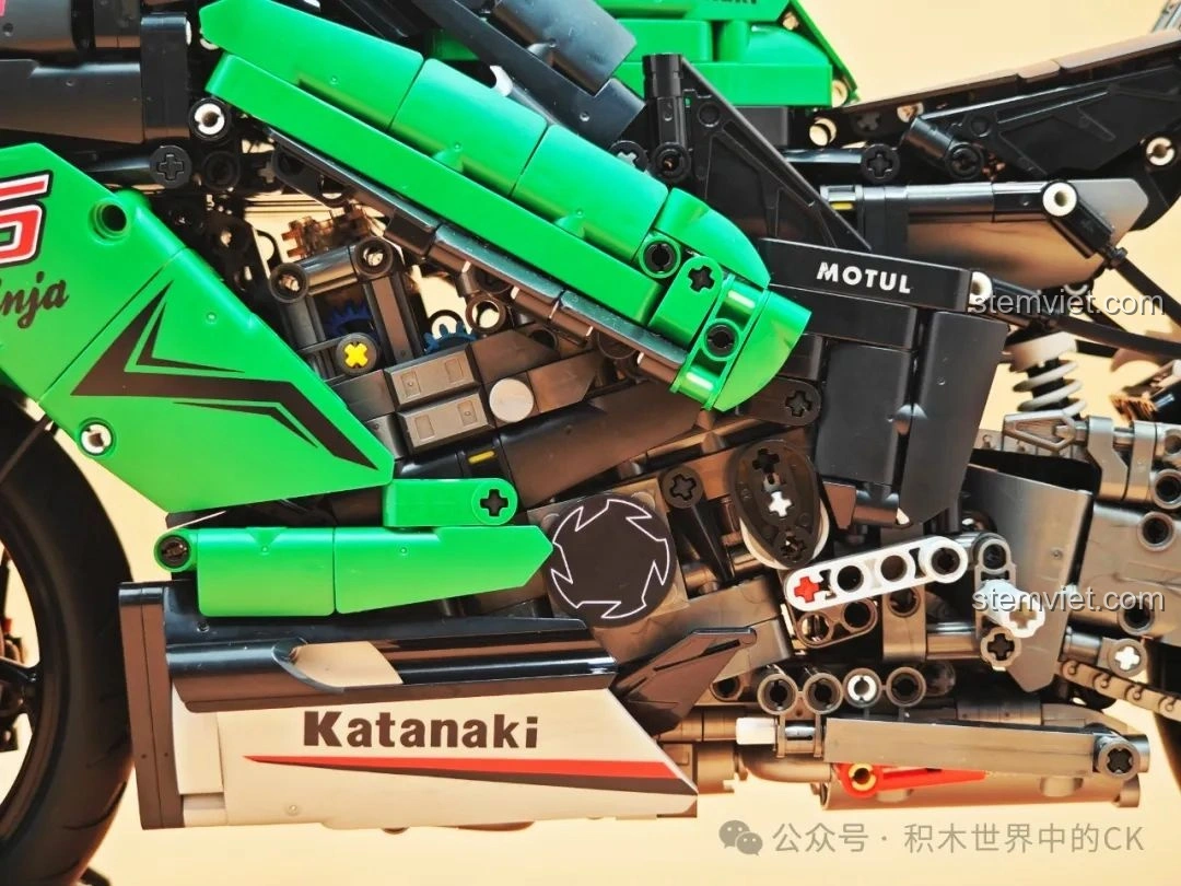 Cận cảnh bánh trước và hệ thống phanh đĩa của mô hình JIESTAR 58053 Mô tô Kawasaki Ninja 1000SX.