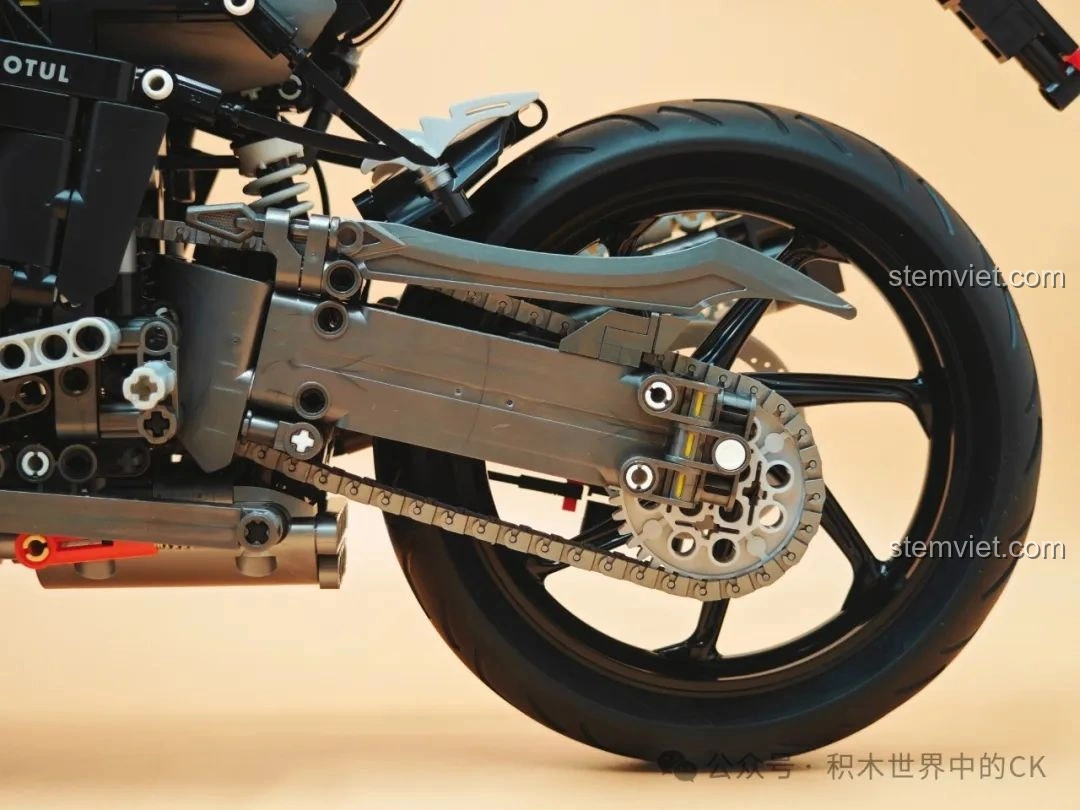 Góc nhìn khác của bánh trước mô hình JIESTAR 58053 Mô tô Kawasaki Ninja 1000SX, thể hiện cấu trúc phuộc.