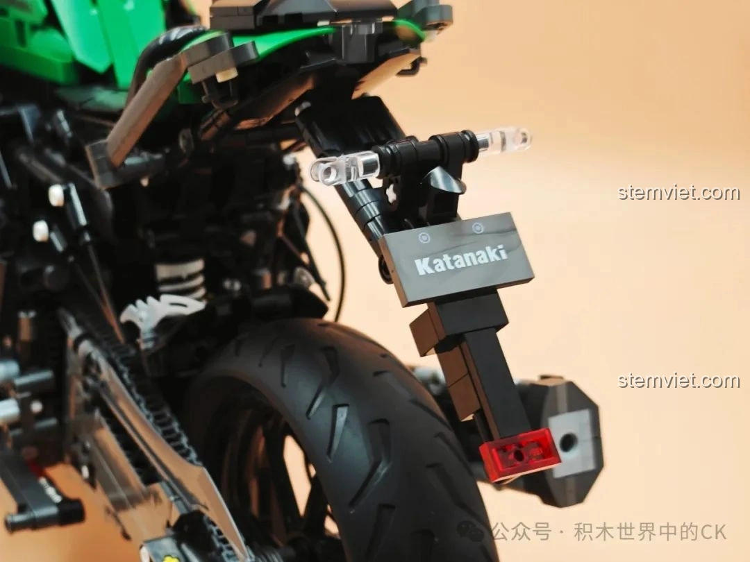 Cận cảnh biển số và đèn hậu của mô hình JIESTAR 58053 Mô tô Kawasaki Ninja 1000SX.