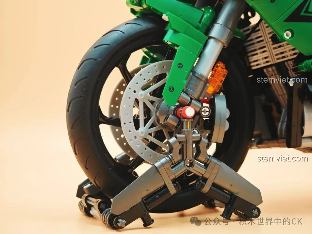 Cận cảnh bình xăng và logo Katana trên mô hình JIESTAR 58053 Mô tô Kawasaki Ninja 1000SX.
