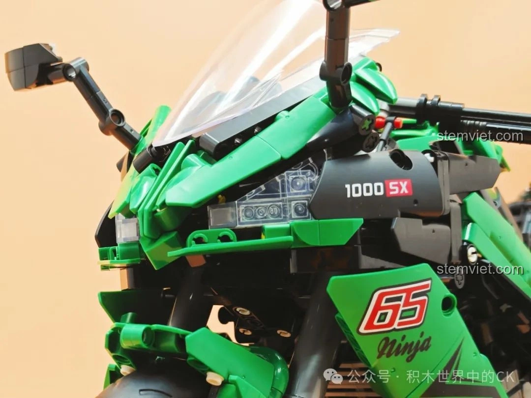 Cận cảnh đèn pha và logo 1000SX trên mô hình JIESTAR 58053 Mô tô Kawasaki Ninja 1000SX.