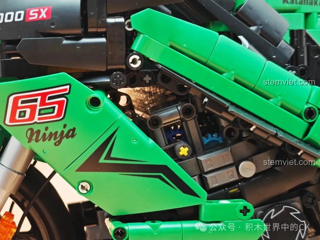 Cận cảnh phần động cơ và các chi tiết bên trong của mô hình JIESTAR 58053 Mô tô Kawasaki Ninja 1000SX.