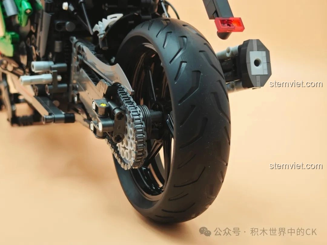 Cận cảnh lốp sau và ống xả của mô hình JIESTAR 58053 Mô tô Kawasaki Ninja 1000SX.