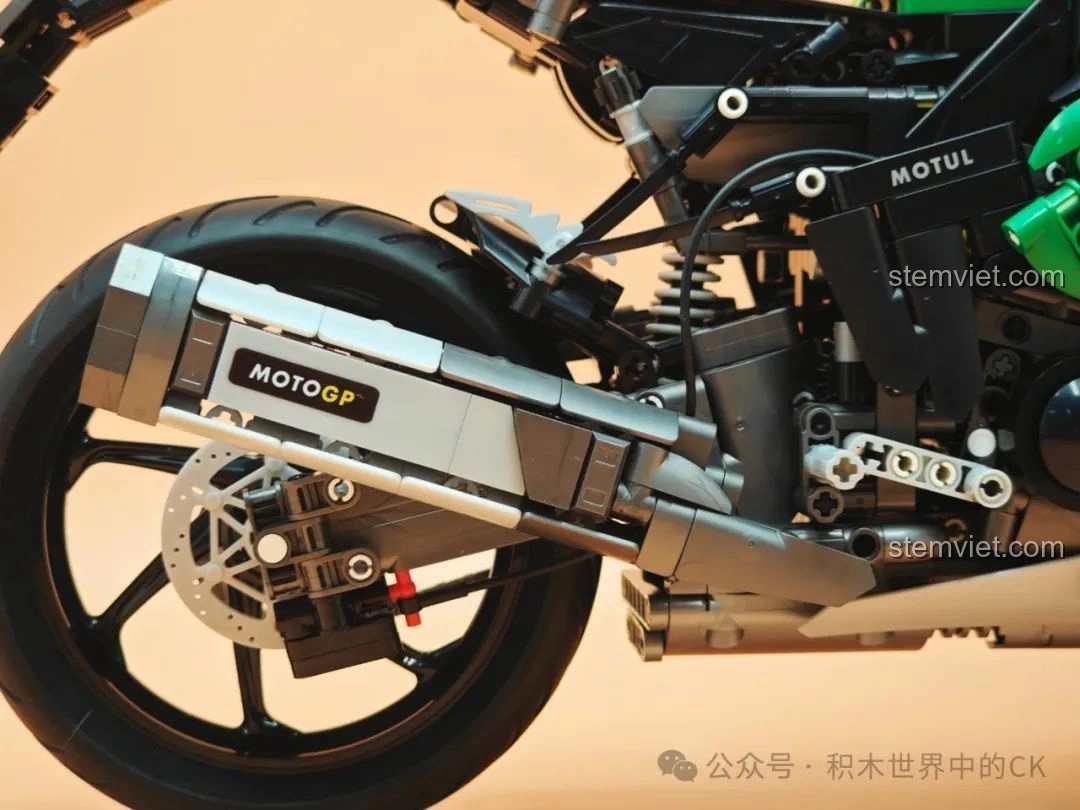 Cận cảnh ống xả và hệ thống treo sau của mô hình JIESTAR 58053 Mô tô Kawasaki Ninja 1000SX.