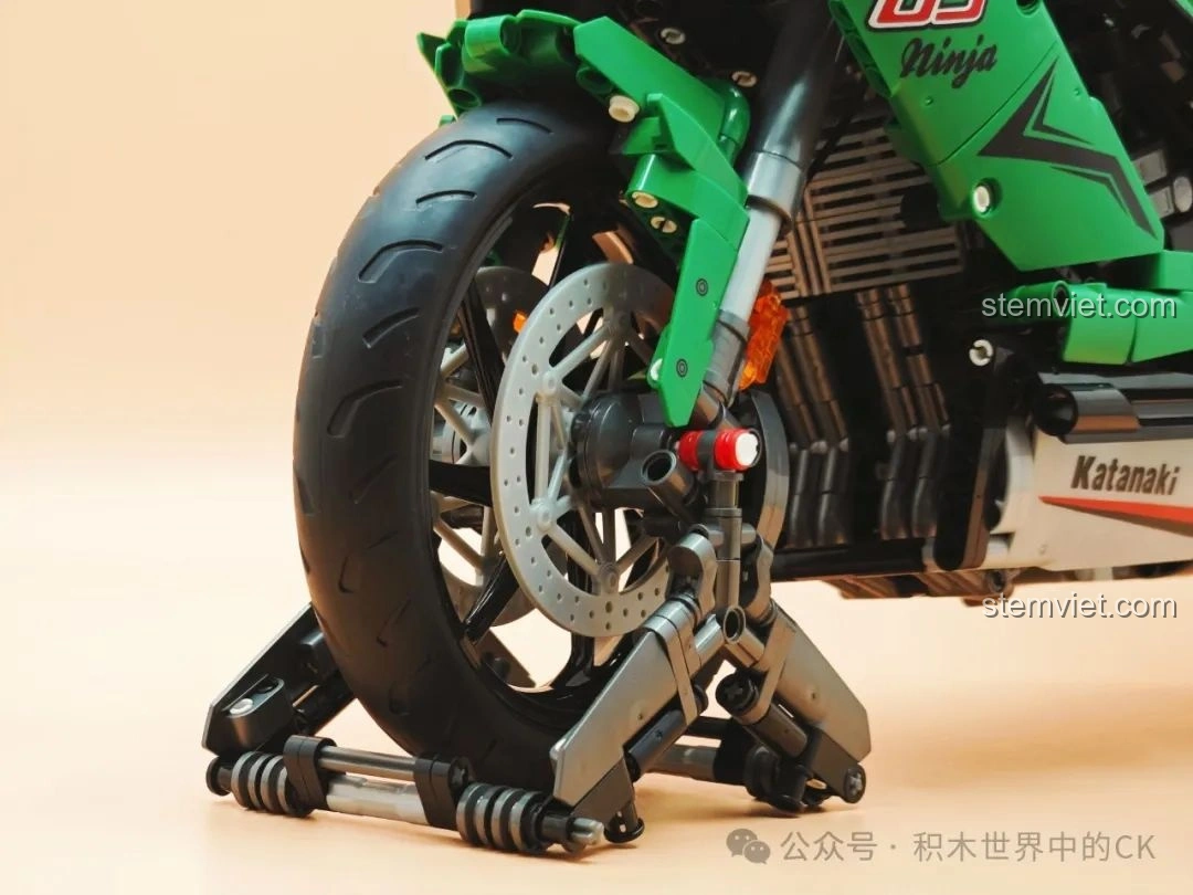 Cận cảnh bảng điều khiển và tay lái của mô hình JIESTAR 58053 Mô tô Kawasaki Ninja 1000SX.
