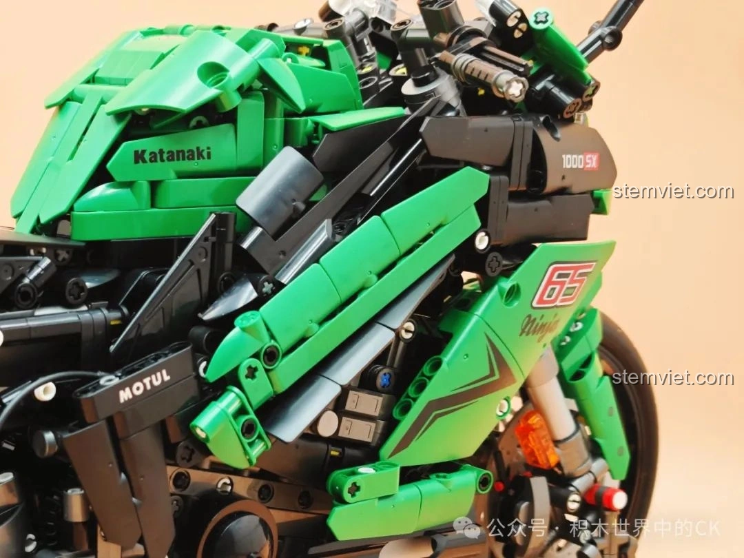 Cận cảnh phần vỏ xe và động cơ bên trong của mô hình JIESTAR 58053 Mô tô Kawasaki Ninja 1000SX.