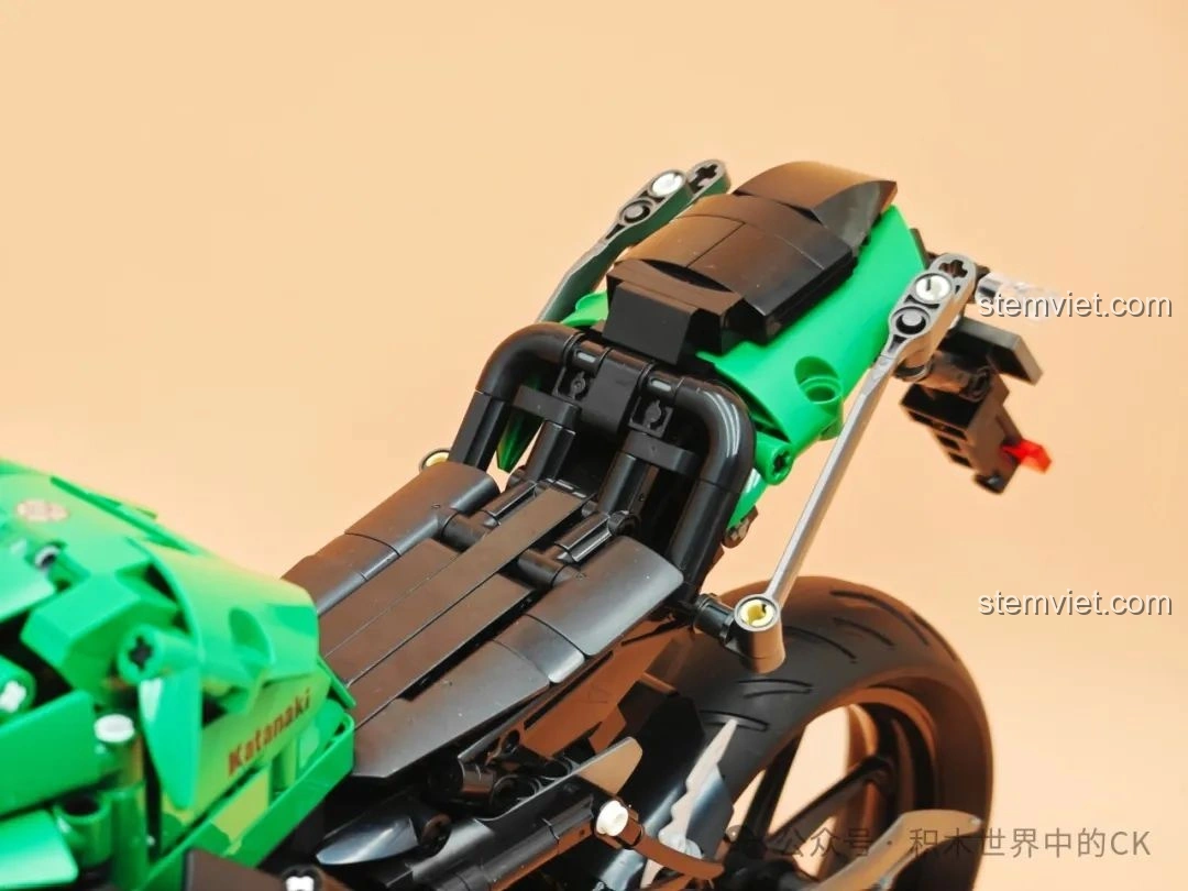 Cận cảnh yên xe và phần đuôi của mô hình JIESTAR 58053 Mô tô Kawasaki Ninja 1000SX.