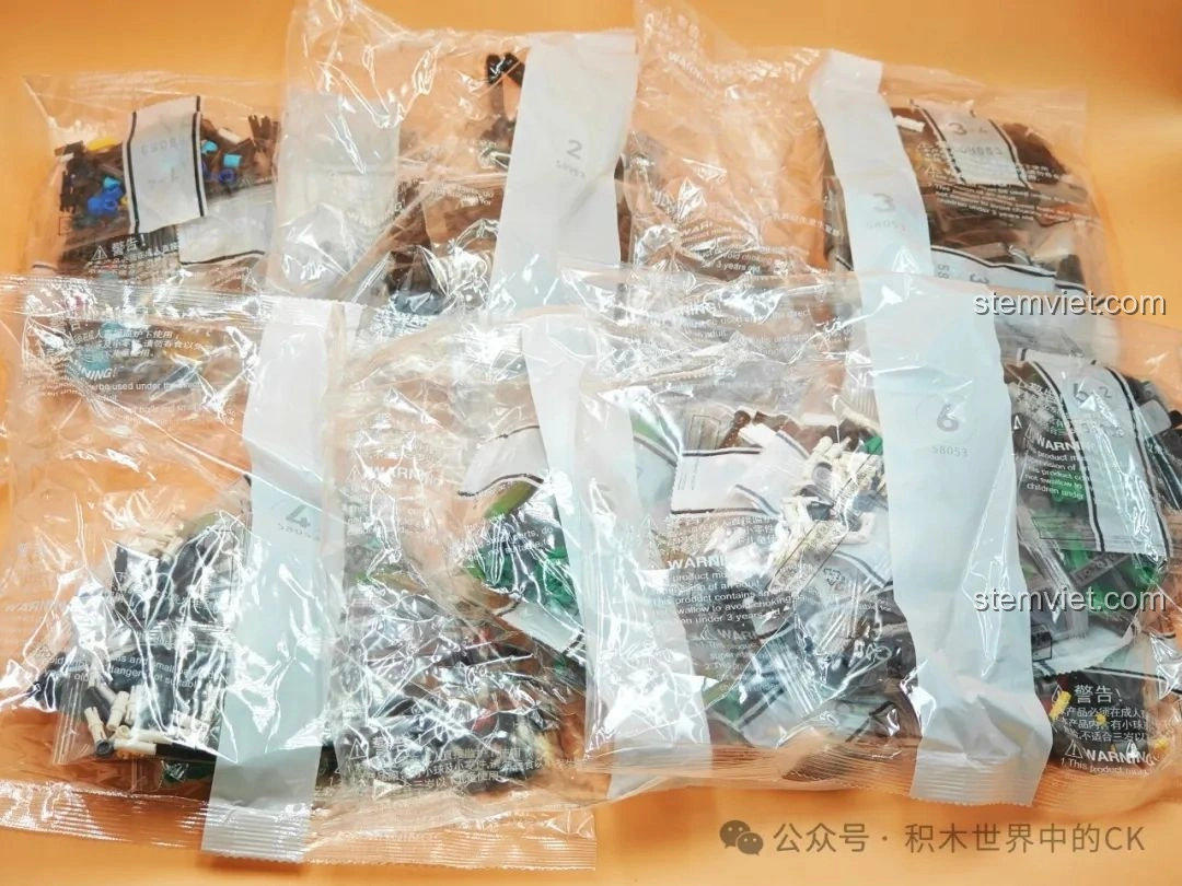 Các túi chi tiết được đóng gói cẩn thận bên trong hộp đồ chơi lắp ráp JIESTAR 58053 Mô tô Kawasaki Ninja 1000SX.